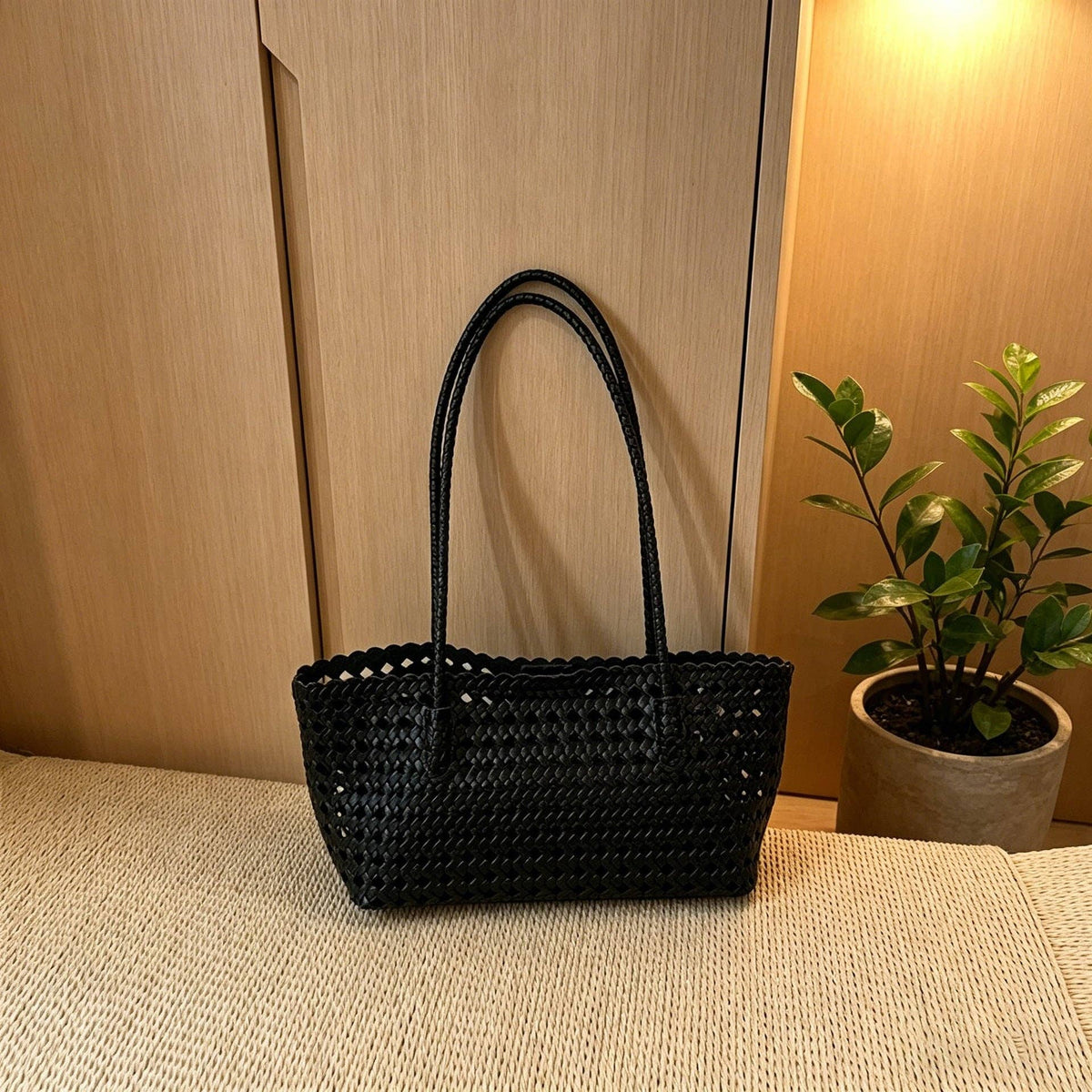 Minimalist Hollow Out Woven Beach Shoulder Bag in Black