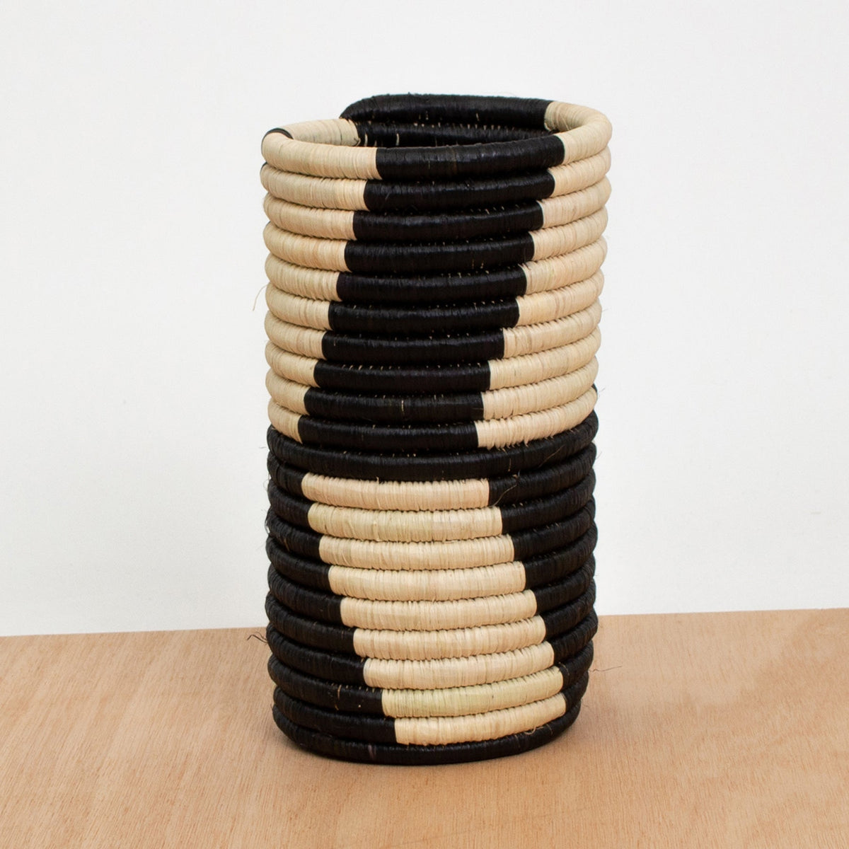 Black Mstari Vase