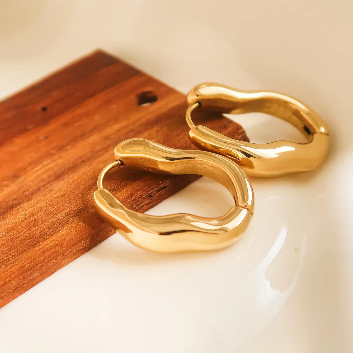 Darcy 18K Gold Oval Hoop Earring
