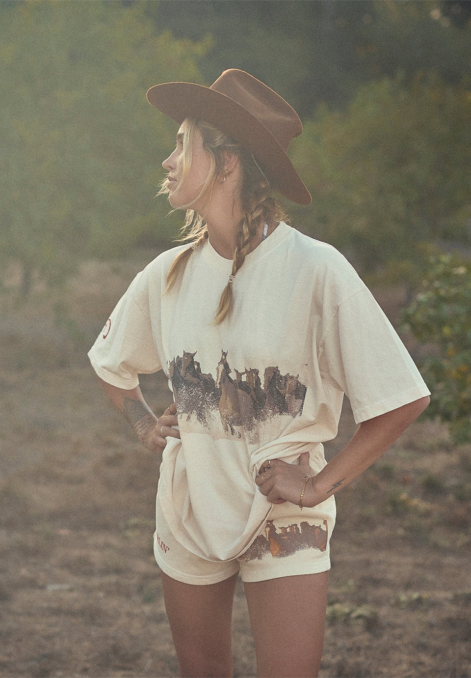 Wild Horse Sweatshorts in Creme